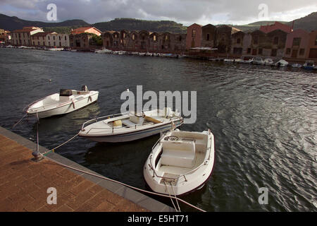 Bosa è una piccola città nel nord-ovest della Sardegna, sulla riva sinistra del fiume Temo, in una ridente vallata. Foto Stock