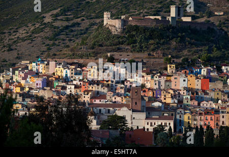 Bosa è una piccola città nel nord-ovest della Sardegna, sulla riva sinistra del fiume Temo, in una ridente vallata. Foto Stock