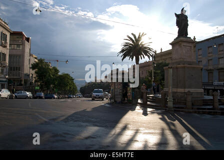 Cagliari è il più importante e popolosa città della Sardegna, è regionale e provoncial capitale e principale centro politico. Foto Stock