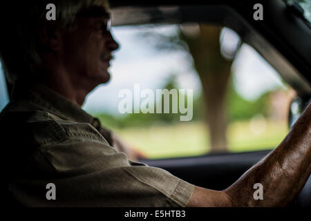 Walter "smokey" Prussman, un pensionato militare, veterano prende un giro intorno allo stabilimento Giugno 19, 2014 a armati per Foto Stock