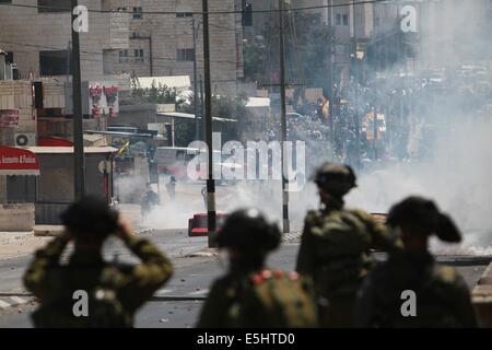 Betlemme. 1 agosto, 2014. Dimostranti palestinesi si scontrano con i soldati israeliani in Cisgiordania città di Betlemme il 1 agosto 2014 in segno di protesta contro i militari israeliani azione nella Striscia di Gaza. Il numero di morti nella Striscia di Gaza dal momento che una grande offensiva israeliana è iniziato il 8 luglio è salito a 1,428 Giovedì, con più di 8 mila feriti, a Gaza il Ministero della Sanità portavoce Ashraf al-Qedra detto. Credito: Xinhua/Alamy Live News Foto Stock