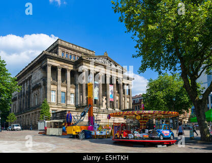 Giostre di fronte al Harris Museo e Galleria d'arte, Piazza del Mercato, Preston, Lancashire, Regno Unito Foto Stock