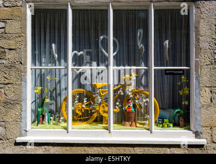 Giallo bicicletta nella vetrina di un negozio, celebrazione del 2014 Tour de France Grand partono nello Yorkshire, Settle, North Yorkshire, Regno Unito Foto Stock