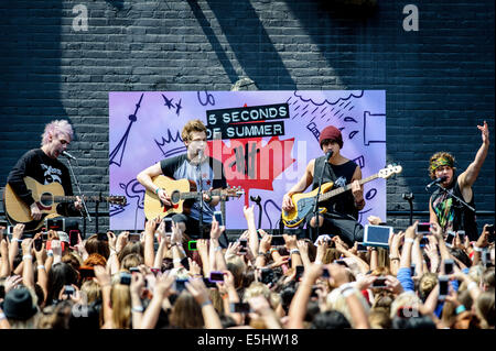 Toronto, Ontario, Canada. 1 agosto, 2014. Australian pop rock band "5 secondi di estate" (noto anche come 5SOS) effettuata di concerto gratuito a tanta musica parcheggio in Toronto. I membri della band: MICHAEL CLIFFORD, Luca HEMMINGS, CALUM COFANO, ASHTON IRWIN. Credito: Igor Vidyashev/ZUMA filo/Alamy Live News Foto Stock