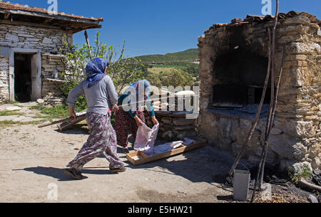 Le donne la cottura del pane nel villaggio Topuzdamlari Manisa Turchia Foto Stock