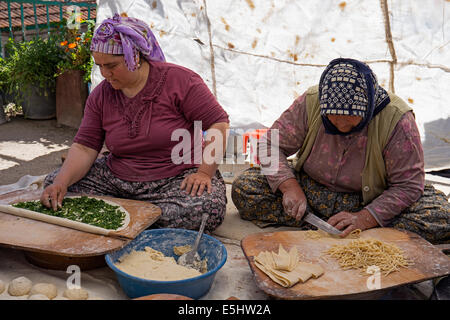 Donna fare la pasta tradizionale e gozleme nel villaggio Topuzdamlari Manisa Turchia Foto Stock