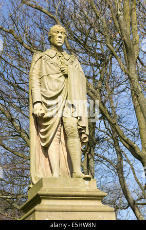 Una statua di Benjamin Disraeli in Queens Park, Bolton. Disraeli (1804-1881) è stato due volte primo ministro del Regno Unito. Foto Stock