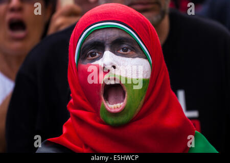 Londra, Regno Unito. Il 1 agosto, 2014. Una donna ha il suo volto dipinto con la bandiera palestinese come migliaia di palestinesi e i loro sostenitori protesta a Londra al di fuori dell'Ambasciata di Israele a seguito del crollo della 72 Ore di cessate il fuoco nel conflitto in corso in Israele il funzionamento del bordo di protezione a Gaza cerca di sradicare Hamas tunnel e smettere di attacchi missilistici. Credito: Paolo Davey/Alamy Live News Foto Stock