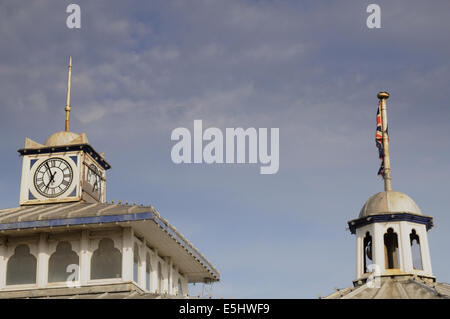 Eastbourne, East Sussex, Regno Unito. 1 agosto, 2014. Incendio doloso di sonda è lanciato dalla polizia a seguito dell'incendio..resti di bruciato Unione Jack sopra l'entrata. Credito: David Burr/Alamy Live News Foto Stock