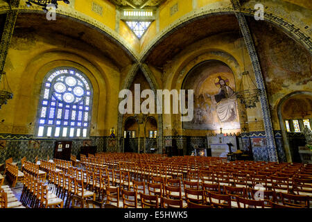 Interno dell'Eglise St Julien, Domfront, Bassa Normandia, Francia Foto Stock