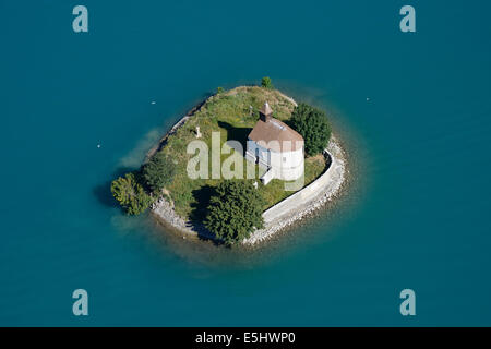 VISTA AEREA. Cappella su un'isola circondata da acque turchesi. Isola di Saint-Michel, Chorges, Lago di Serre-Poncon, Hautes-Alpes, Francia. Foto Stock