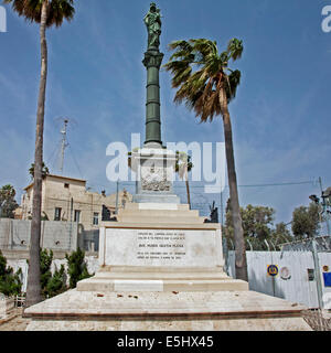 La Stella Maris un monumento alla Stella Maris Monastery mostra il faro in background, Haifa, Israele Foto Stock