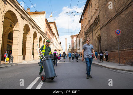 Bologna,Italy-May 17,2014:pulizia della strada in Via Ugo Bassi a Bologna con vedute della famosa Twin Towers e la vita della città durante il Foto Stock