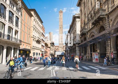 Bologna,Italy-May 17,2014:vista sulle famose torri gemelle nel centro di Bologna dal 'piazza Maggiore' durante una giornata di sole. Foto Stock
