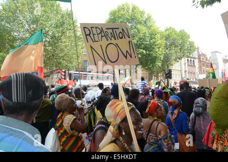 Londra, Regno Unito. 1 agosto, 2014. Dimostranti da Brixton, rally a Piazza del Parlamento venerdì, dal 1 agosto 2014, a Londra, per rendere il loro caso per riparazioni. Il mese di marzo è stata organizzata dal National Afrikan popoli del Parlamento, "a livello nazionale indipendente, rappresentativo organismo il cui scopo è quello di promuovere, preservare e proteggere il miglior interesse di Afrikan persone domiciliate nel Regno Unito" . Credito: Shoun Hill/Alamy Live News Foto Stock