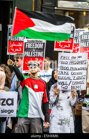 Londra, Regno Unito. 1 agosto, 2014. Arrestare il 'massacre' nella Striscia di Gaza la protesta. Essi assemblati presso l'ambasciata Israeliana. Hanno chiamato per 'Israele il bombardamento e l uccisione di fermata e ora per David Cameron a smettere di sostenere israeliano di crimini di guerra". Londra, 01 agosto 2014. Credito: Guy Bell/Alamy Live News Foto Stock