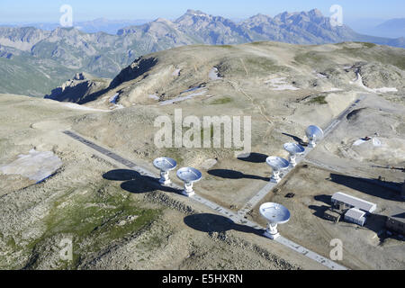 VISTA AEREA. Osservatorio e interferometro di Plateau de Bure (altitudine: 2565 metri). Le Dévoluy, Hautes-Alpes, Francia. Foto Stock