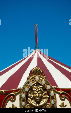 Elementi di una annata colorato carnevale contro il cielo blu chiaro Foto Stock