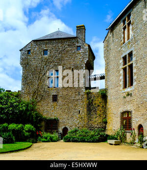 Esterno nel cortile del castello in Lassay-les-Chateau, Francia Foto Stock