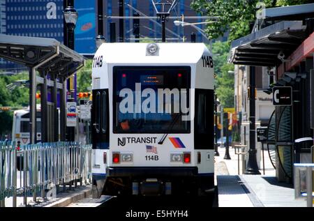 NEWARK, NEW JERSEY: NJ Transit Light Rail auto bloccata presso il Washington Park Station Foto Stock