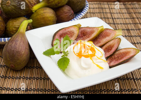 Figg, miele, yogurt o il mascarpone con la vaniglia è un incredibile dessert Foto Stock