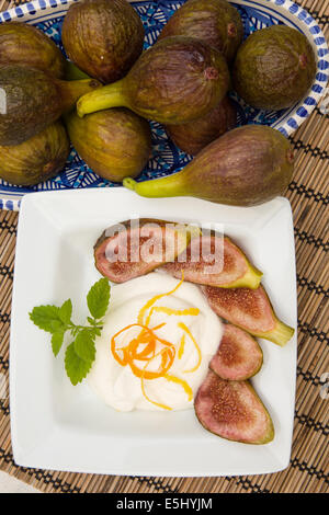 Figg, miele, yogurt o il mascarpone con la vaniglia è un incredibile dessert Foto Stock