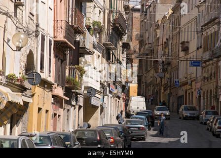 Sassari è la principale città del nord della Sardegna, giocando con orgoglio il suo doppio ruolo di città storica e vivace di moderno-giorno un economico Foto Stock