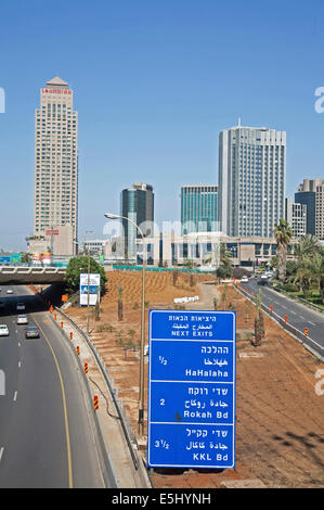 Vista di Ayalon Highway mostra grattacieli in background, Tel Aviv, Israele Foto Stock