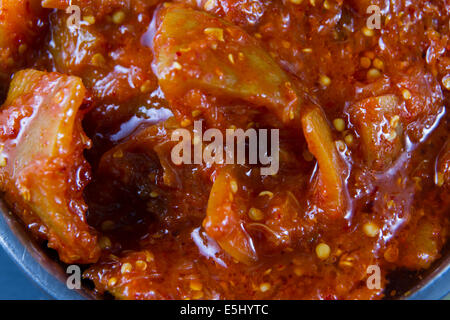 Close up chutney indiani lime pickle nel recipiente metallico. Accompagnamento per poppadoms. Foto Stock