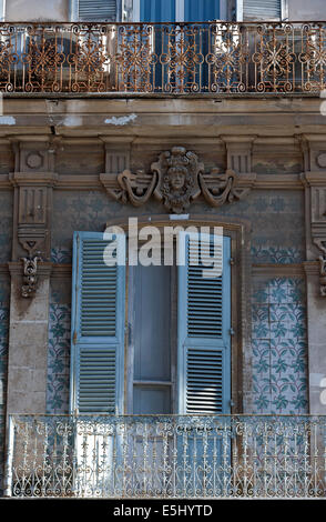 Sassari è la principale città del nord della Sardegna, giocando con orgoglio il suo doppio ruolo di città storica e vivace di moderno-giorno un economico Foto Stock