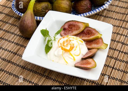 Figg, miele, yogurt o il mascarpone con la vaniglia è un incredibile dessert Foto Stock