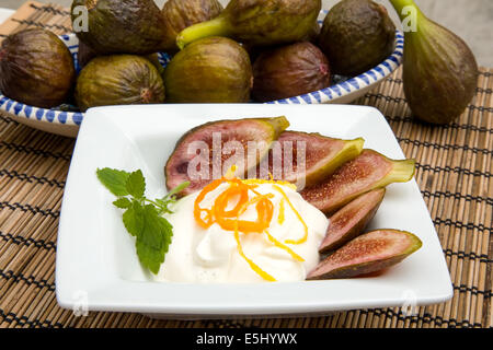 Figg, miele, yogurt o il mascarpone con la vaniglia è un incredibile dessert Foto Stock