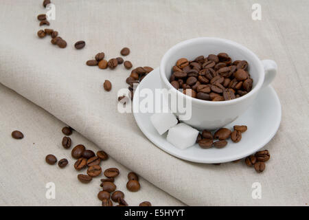Kaffeetasse voller Bohnen mit Zucker Foto Stock