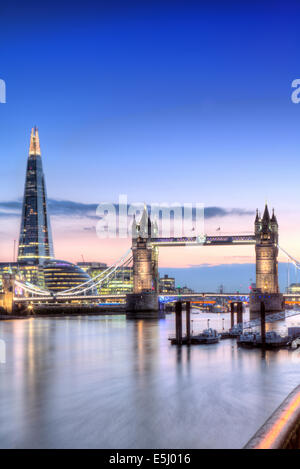 Regno Unito, Inghilterra, Londra, Wapping, Tower Bridge, la City Hall e la Shard al crepuscolo Foto Stock