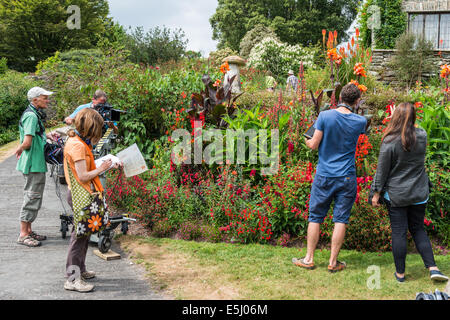 Il 30 luglio 2014. I giardinieri di BBC World film equipaggio a una country house e giardini riprese per la serie televisiva. Foto Stock