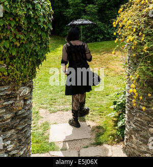 Il 30 luglio 2014. Kingswear, Devon, Inghilterra. Una giovane donna vestita come una Goth pone per la telecamera in una casa di campagna nel Devon. Foto Stock