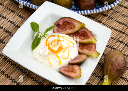 Figg, miele, yogurt o il mascarpone con la vaniglia è un incredibile dessert Foto Stock