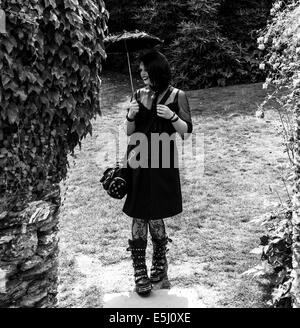 Il 30 luglio 2014. Kingswear, Devon, Inghilterra. Una giovane donna vestita come una Goth pone per la telecamera in una casa di campagna nel Devon. Foto Stock