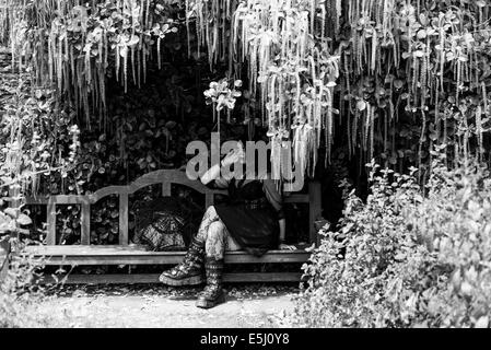 Il 30 luglio 2014. Kingswear, Devon, Inghilterra. Una giovane donna vestita come una Goth pone per la telecamera in una casa di campagna nel Devon. Foto Stock