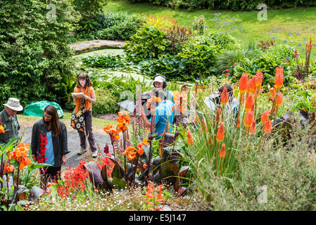 Il 30 luglio 2014. I giardinieri di BBC World film equipaggio a una country house e giardini riprese per la serie televisiva. Foto Stock