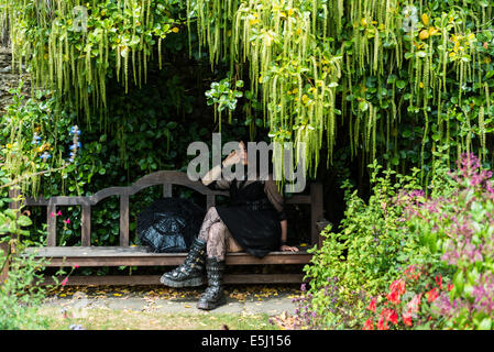 Il 30 luglio 2014. Kingswear, Devon, Inghilterra. Una giovane donna vestita come una Goth pone per la telecamera in una casa di campagna nel Devon. Foto Stock