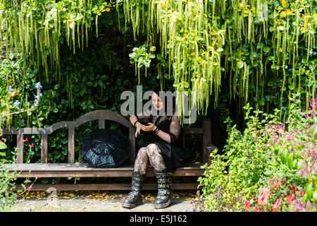 Il 30 luglio 2014. Kingswear, Devon, Inghilterra. Una giovane donna vestita come una Goth pone per la telecamera in una casa di campagna nel Devon. Foto Stock