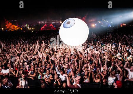 Gli appassionati di musica di rimbalzo di una palla spiaggia tipo di Blow up eyeball palla attraverso una folla enorme a Coachella Music Festival Foto Stock