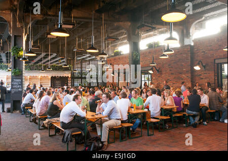 Il biergarten all'Hotel Standard nel Meatpacking District di New York City, America, STATI UNITI D'AMERICA Foto Stock