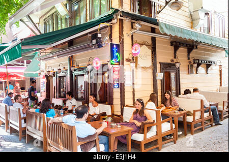 Cafe bar di Ortakoy, Istanbul, Turchia Foto Stock