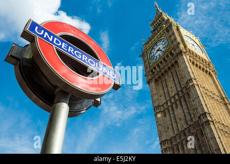 La metropolitana di Londra segno e Big Ben, London, England, Regno Unito Foto Stock