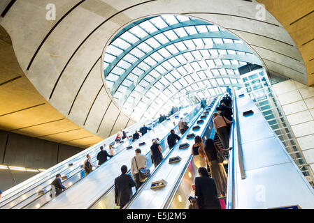 Scale mobili fino alla stazione metropolitana di Canary Wharf, London, England, Regno Unito Foto Stock