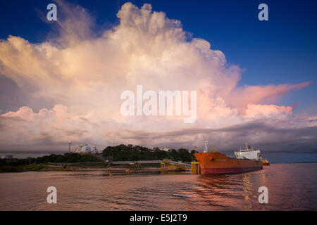 Una petroliera in corrispondenza di un deposito di olio a Manaus, Amazon, Brasile Foto Stock