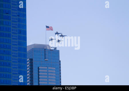 Seattle, Washington, USA. 31 Luglio, 2014. US Navy Blue Angels F/A-18 calabroni Seafair pratica sopra il centro cittadino di Seattle, Washington, 31 luglio 2014 Credit: Marilyn Dunstan/Alamy Live News Foto Stock