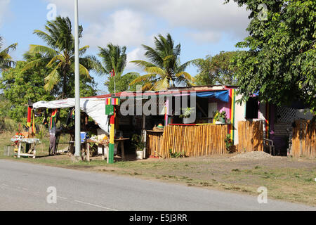 Tipica strada colorata frutta e stand artigianali o mercato in Antigua Barbuda Piccole Antille, West Indies, dei Caraibi. Foto Stock